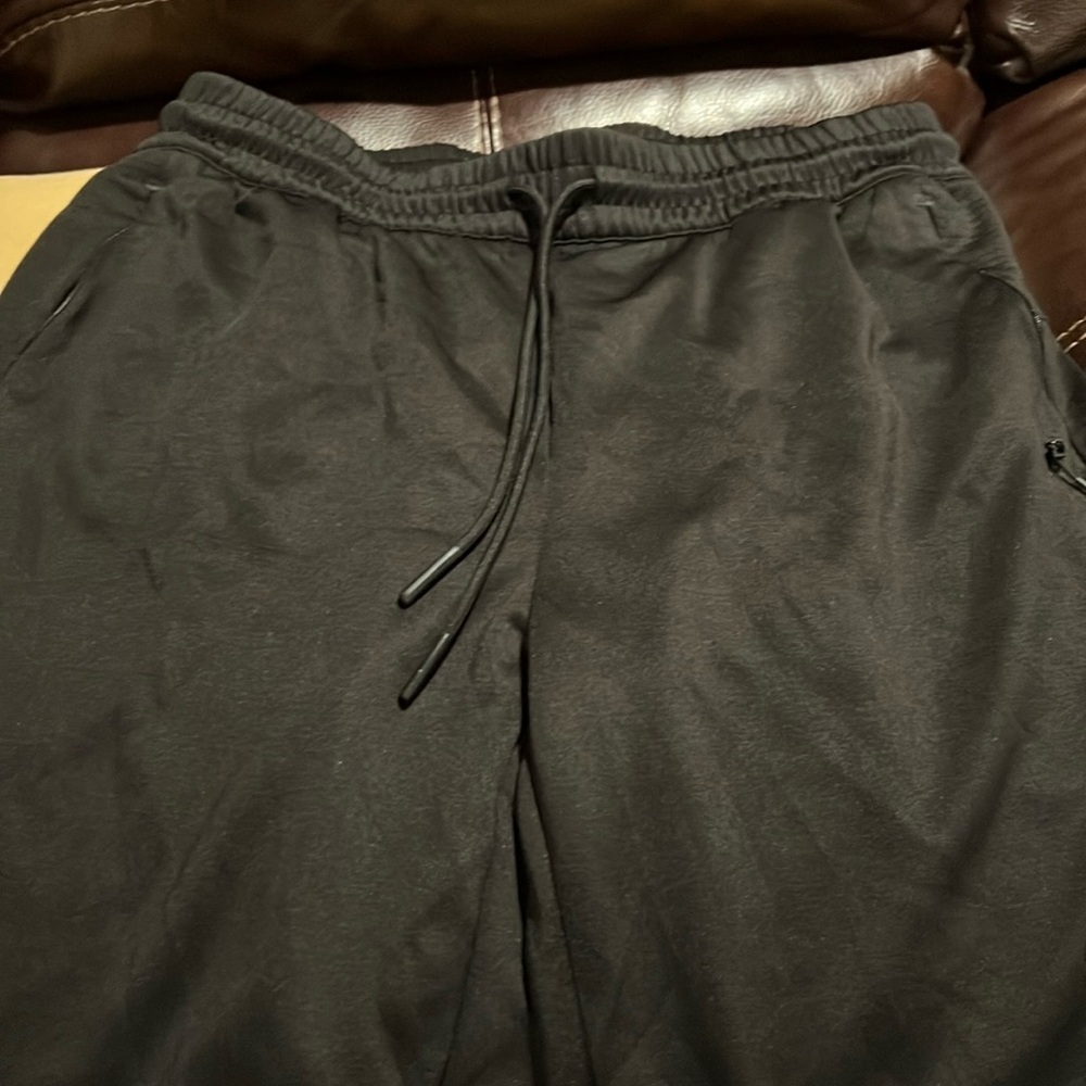 Xersion Men’s Large Quick-Dri shorts with drawstring and zipper pockets